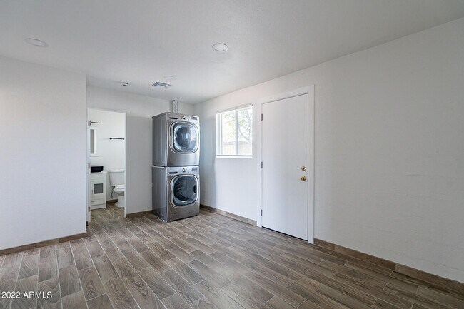 Building Photo - 37 E El Parque Dr