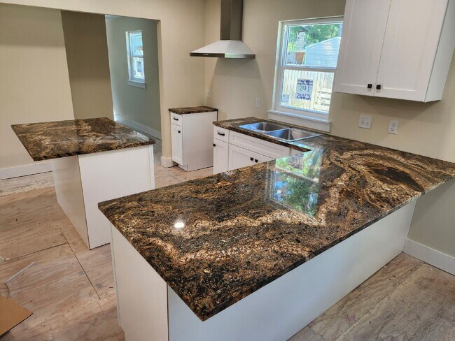 Building Photo - Newly Renovated| Modern Finishes | Prime Location