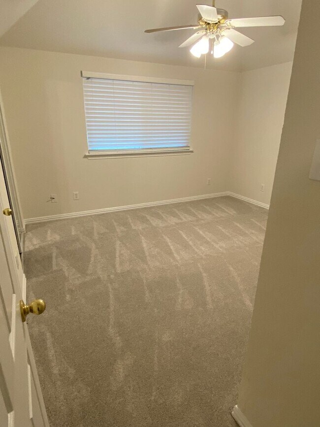 Building Photo - Quiet 2 bedroom townhome close to Downtown Denton Square