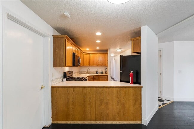 Building Photo - Versatile 4-Bedroom Corner Condo with Main...