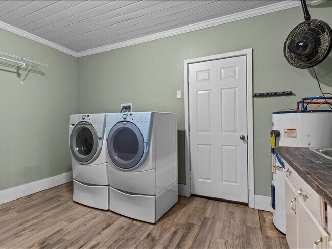 Building Photo - 302 Cedar Dr