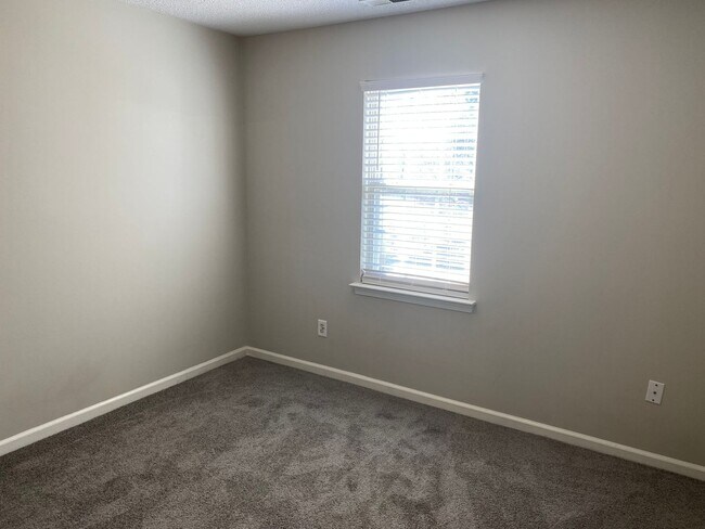 Building Photo - You can't miss this DEAL!