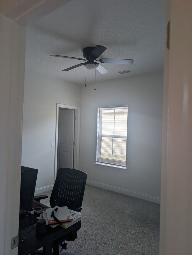 Building Photo - ? For Rent – Spacious 4 Bedroom, 2 Bathroo...