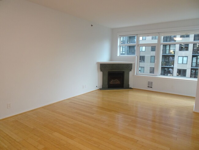 Building Photo - Chic 1-Bedroom Condo with Stunning City & ...