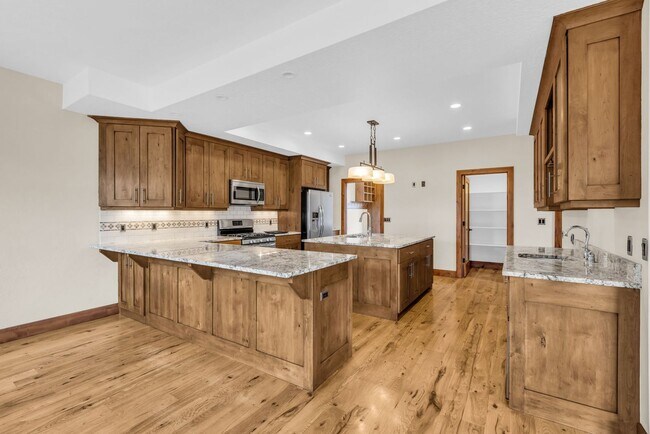 Building Photo - Stunning Mountain Retreat