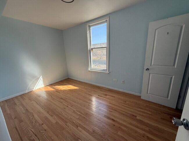 Building Photo - 411 N Hamlin Ave