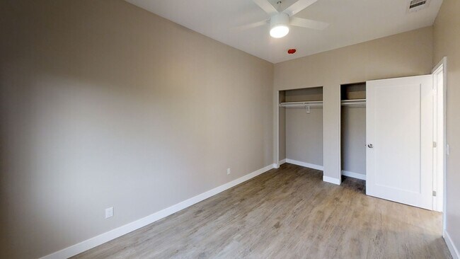Building Photo - 4BD/2BA, Great Yard!
