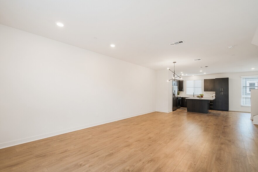 Building Photo - 2700 E Chaucer St