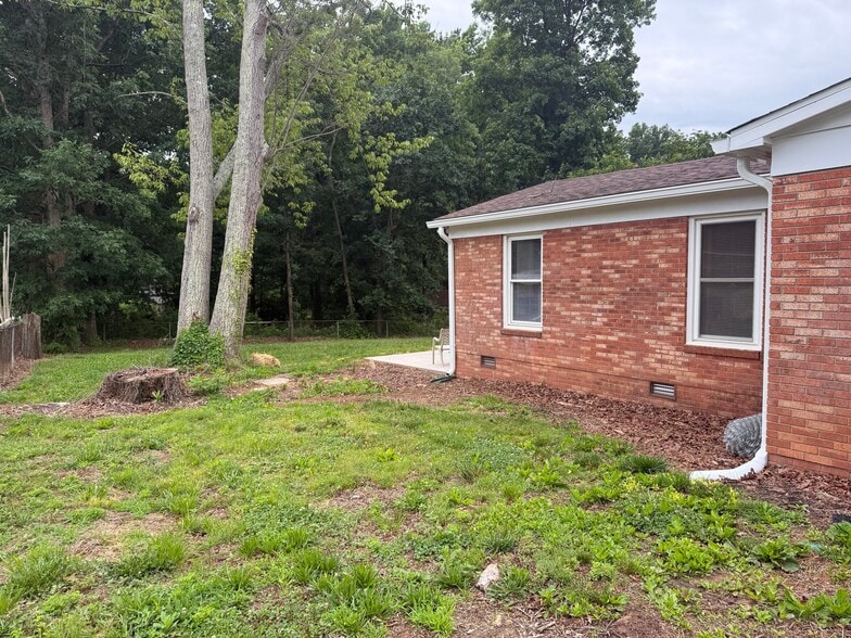 Building Photo - 1722 Maple Ln
