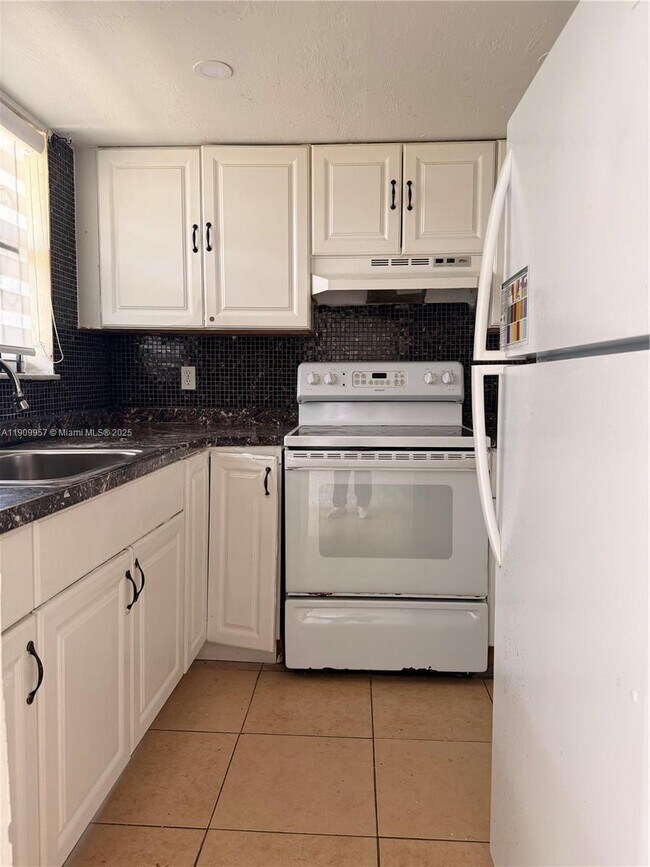 Building Photo - 13725 NE 6th Ave