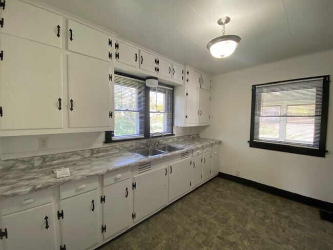 Building Photo - 4 Bedroom Single Family Home VCL