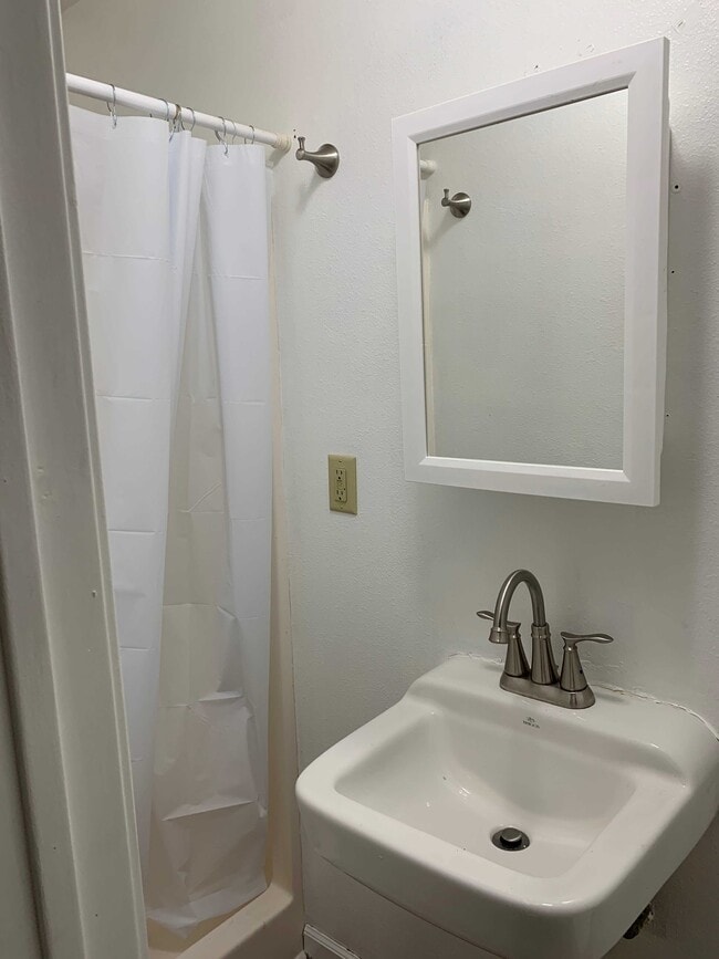 Building Photo - 603 #22nd St Apt 2