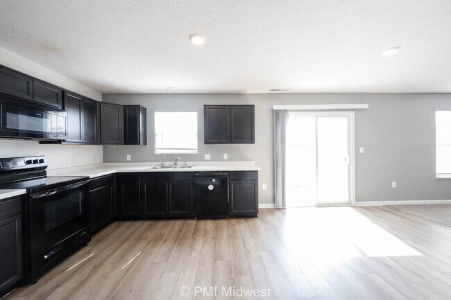 Building Photo - 3975 Fenwick Ln