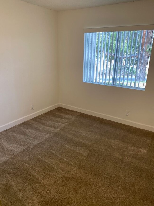Building Photo - Poway Townhome @ Pomerado Pines!