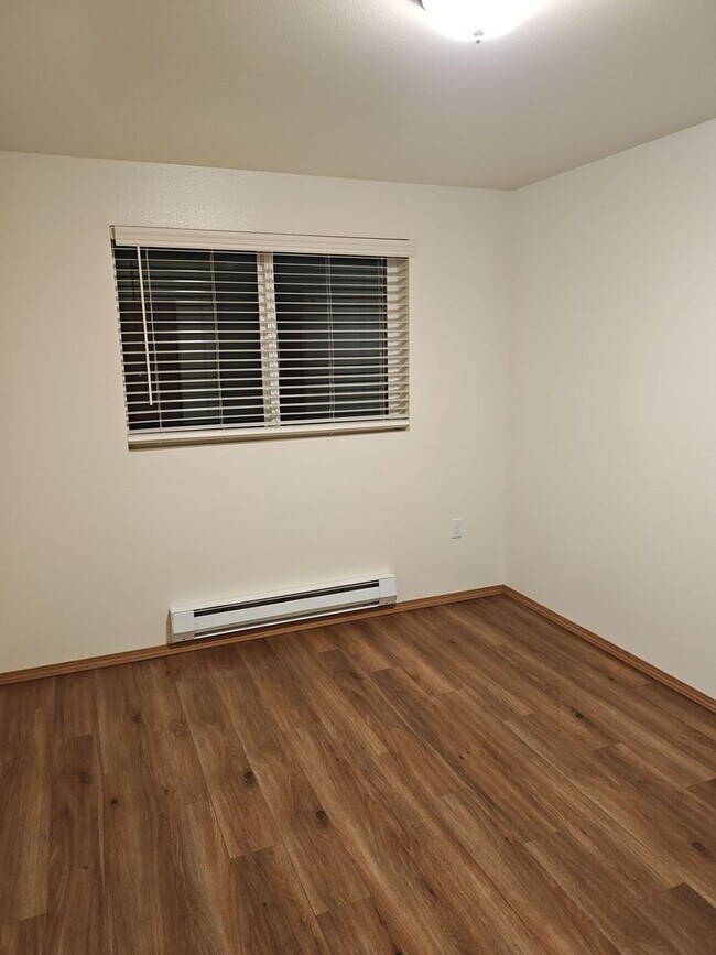 Building Photo - Three bedroom one bath! Corner unit! Washe...
