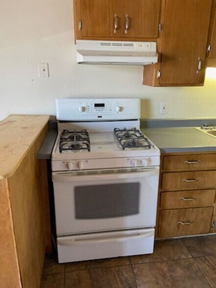 Building Photo - 1350 N Craycroft Rd