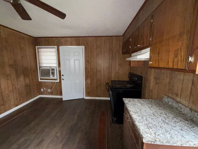 Building Photo - 3/1 In Town Creek Coming Soon!