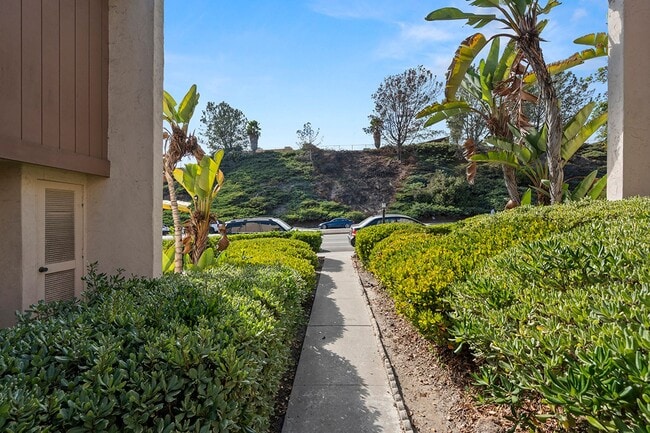 Building Photo - Spacious 4-Bedroom 2.5-Bathroom Townhome 5...