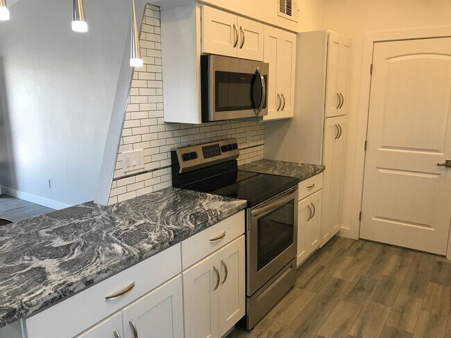 Building Photo - 3 bedroom updated Townhome