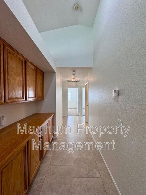 Building Photo - 687 Black Oak Cir