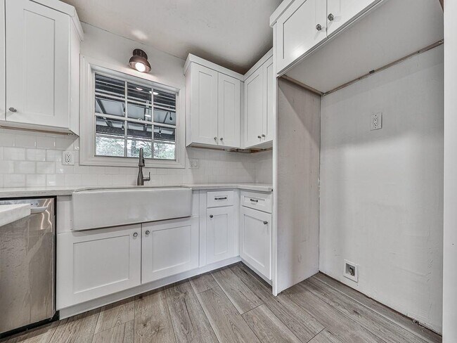 Building Photo - 421 Creek Valley Dr