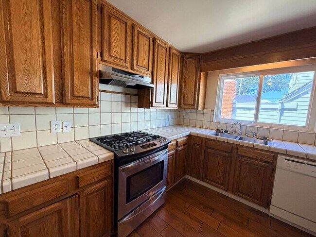 Building Photo - 3 Bed and 3 Bath Home Located Off of Forest Ave