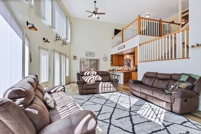 Building Photo - 1496 Pine Ridge Dr