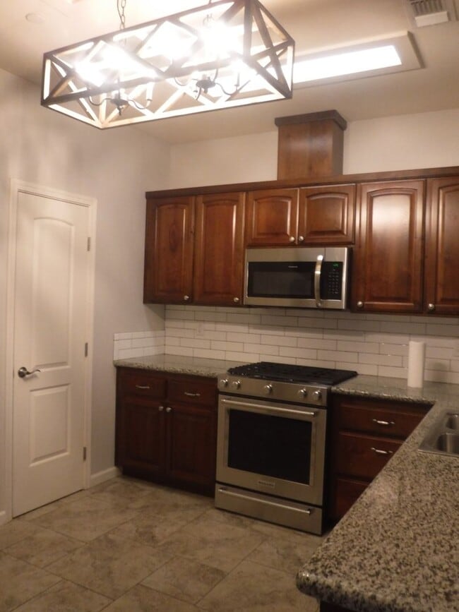 Building Photo - Great 4 Bedroom Condo With Upgrades! Highland Park Subdivision