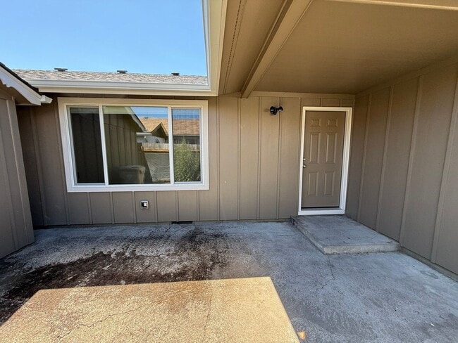 Building Photo - 1505 NW Highland Dr