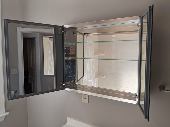 bathroom - 432 E Reservoir Ave