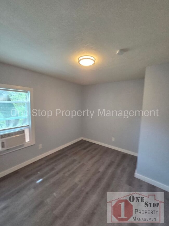 Building Photo - Beautiful 4 Bedroom 2 Bathroom in Kansas City!