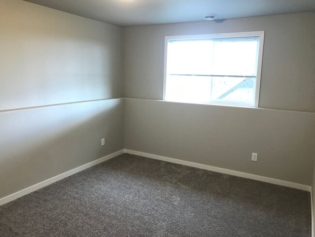 Building Photo - 4 Bed 2 Bath Single Family Home