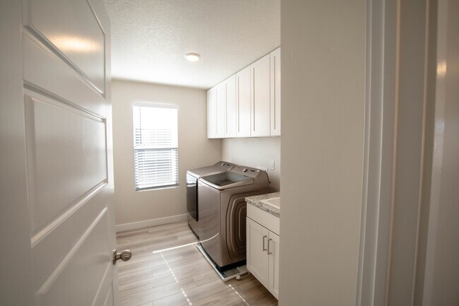Building Photo - 4172 E Tivon Ln