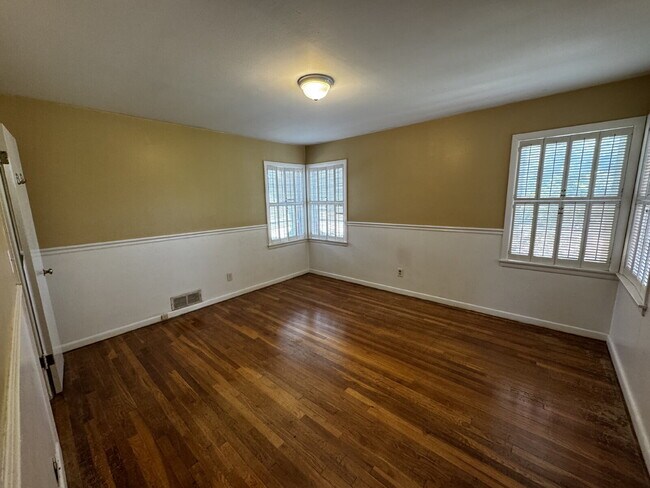 Building Photo - Stunning 3 Bedroom Home Located in the Medical District