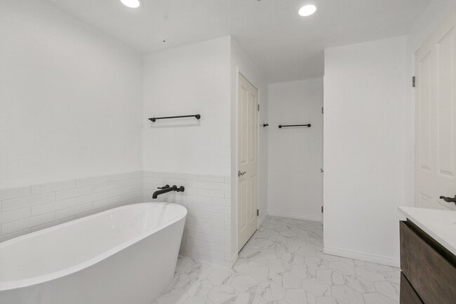Building Photo - 6020 Seabluff Dr