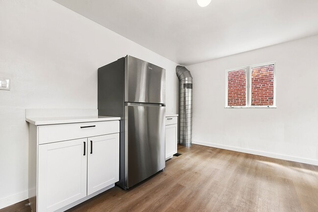 Building Photo - Remodeled 2 bedroom with backyard