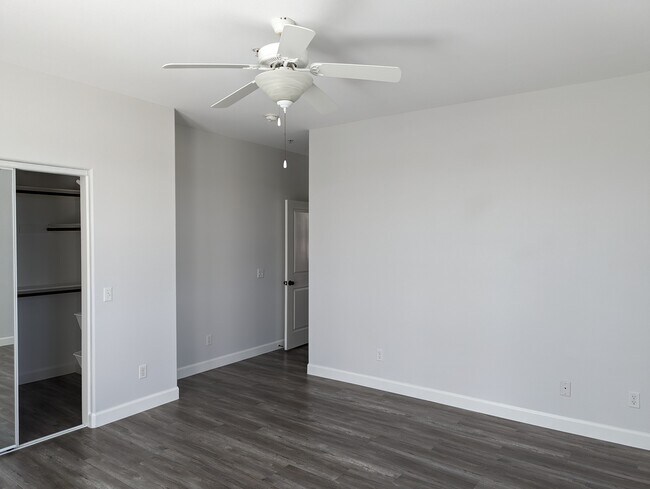 Main bedroom - 305 W Duarte Rd