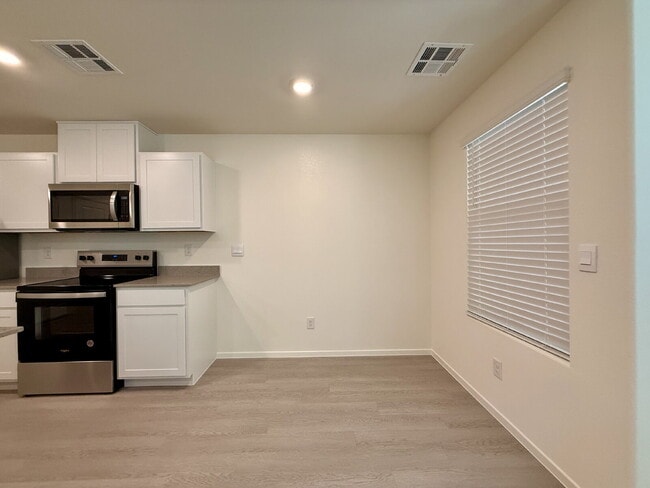 Building Photo - 3 BED 2.5 BATH 2 CAR GARAGE TOWNHOUSE W/ LOFT FOR RENT!!!