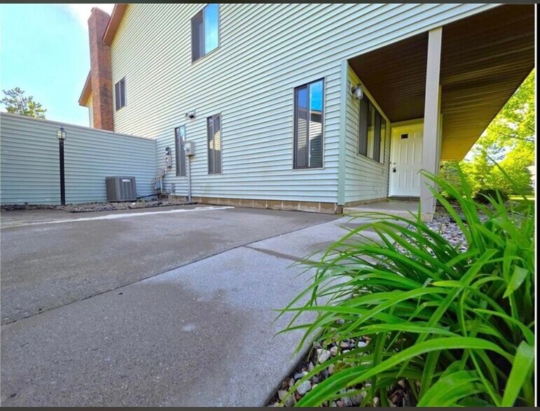 Building Photo - 4710 Lenore Ln
