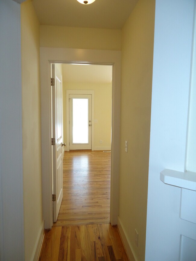 Building Photo - 220 Ruth Cir