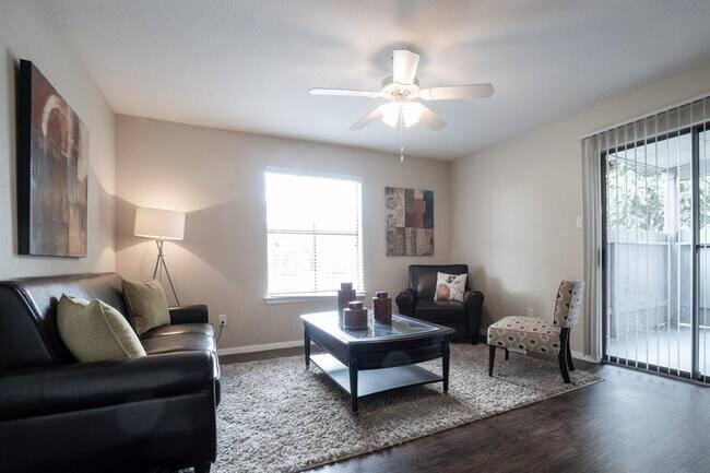 Building Photo - 1400 Clarewood Dr