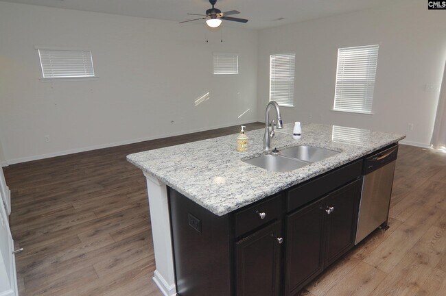 Building Photo - 194 Bonhomme Cir