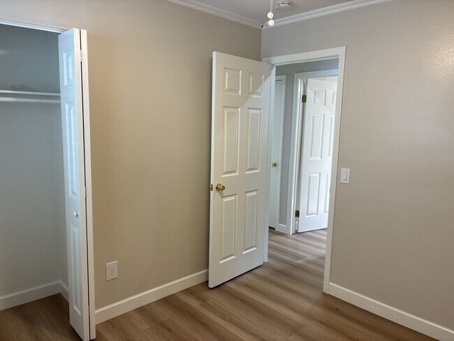 Building Photo - 3 Bedrooms with big backyard-CALL FOR OUR MOVE IN SPECIAL