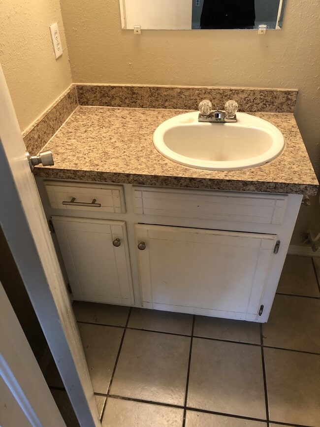 Building Photo - UPDATED DUPLEX NEAR I-240 CORRIDOR!