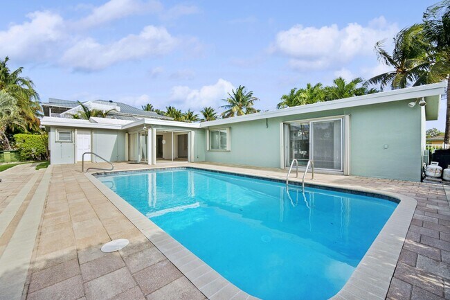 Building Photo - 2433 NE 24th St