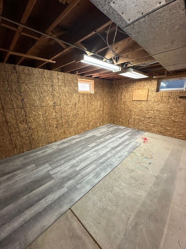 Building Photo - 3 BEDROOM, PLUS 2 BONUS ROOMS, 3 BATHROOM ...