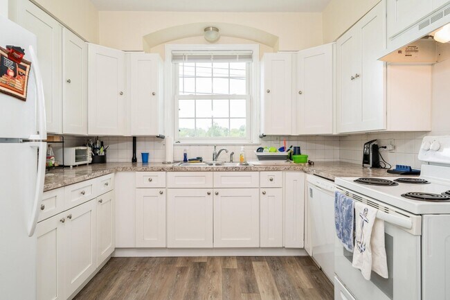 Building Photo - 1711 NY-17A