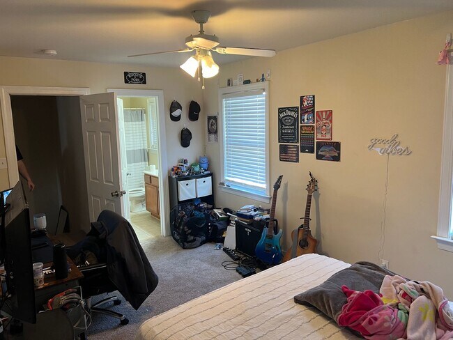Building Photo - Gorgeous Single Family Home 4 Bedrooms, 2.5 Baths. Near VCU Just Off Cary Street.
