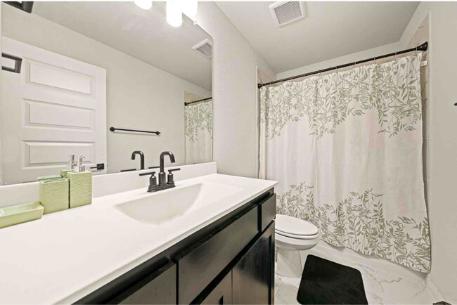 Building Photo - 1529 Woodford Pl