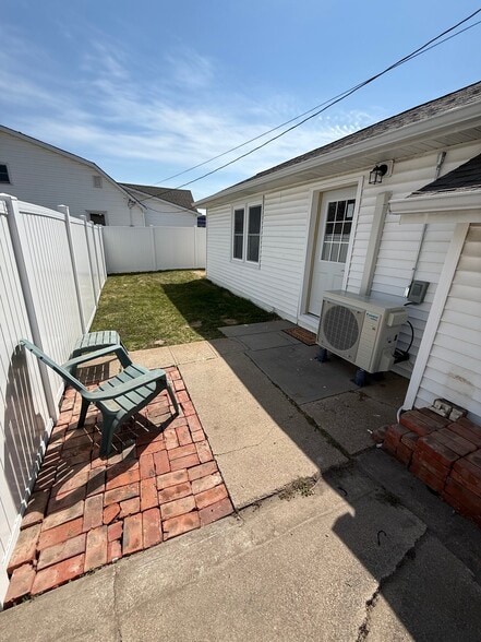 Building Photo - 710.5 W 8th St